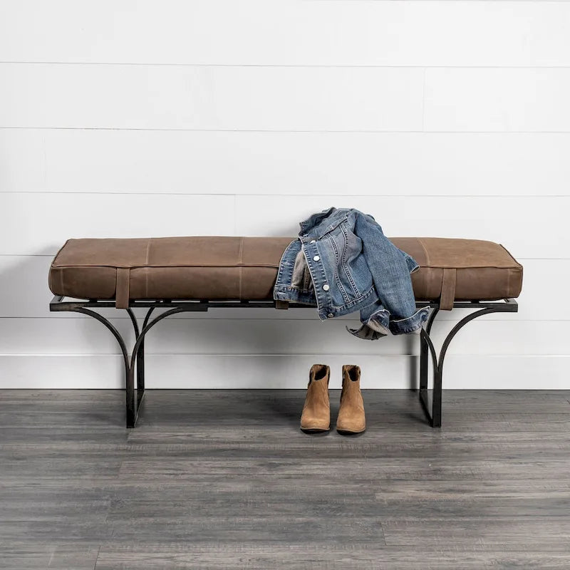 Banc d'appoint en cuir marron avec base en métal noir, 55L x 16W