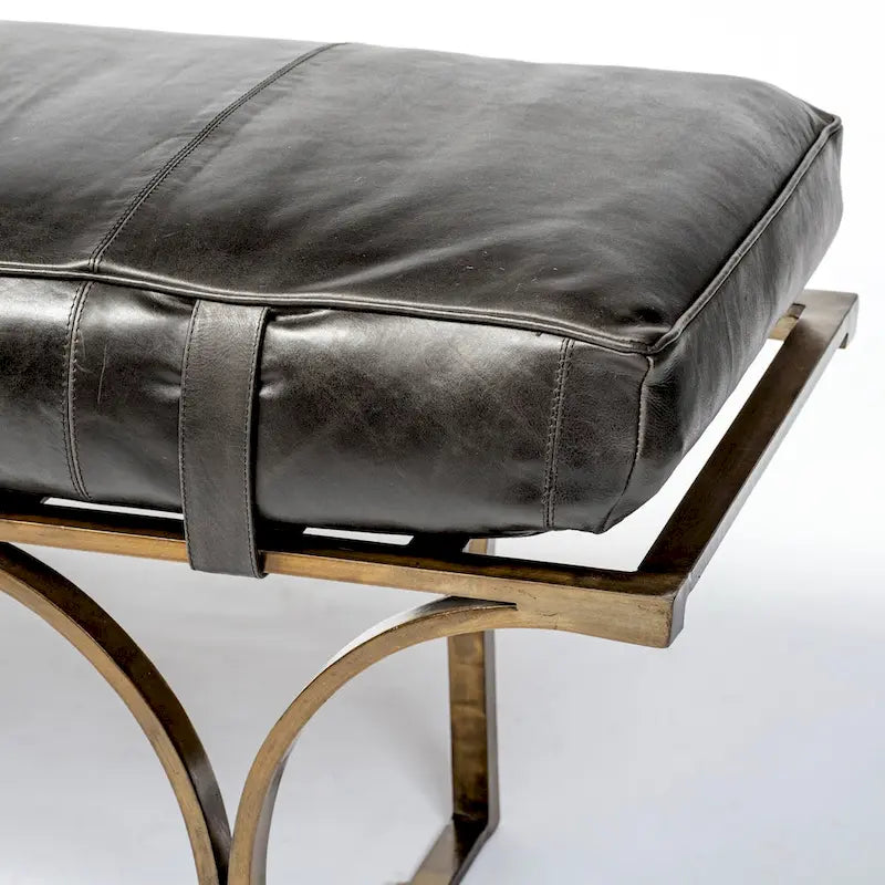 Banc d'appoint en cuir marron avec base en métal noir, 55L x 16W
